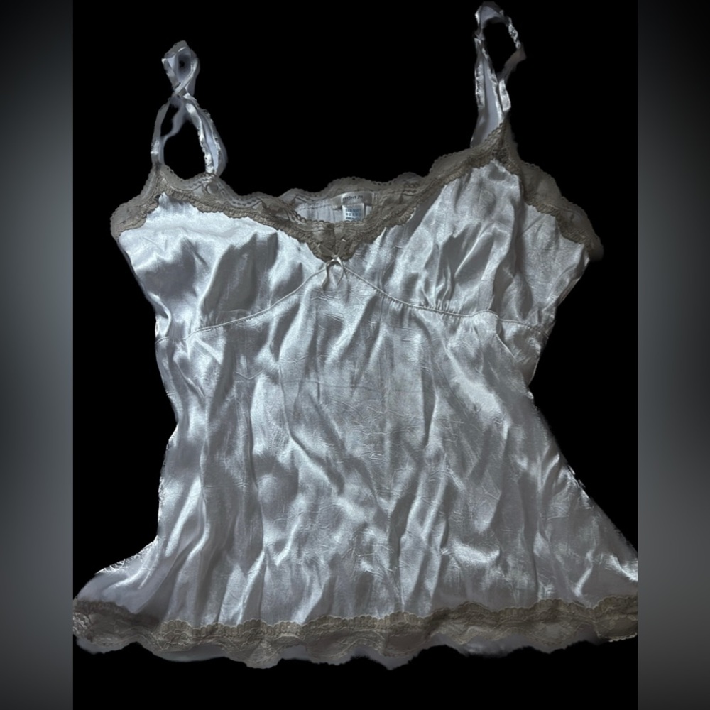white lace tanktop.